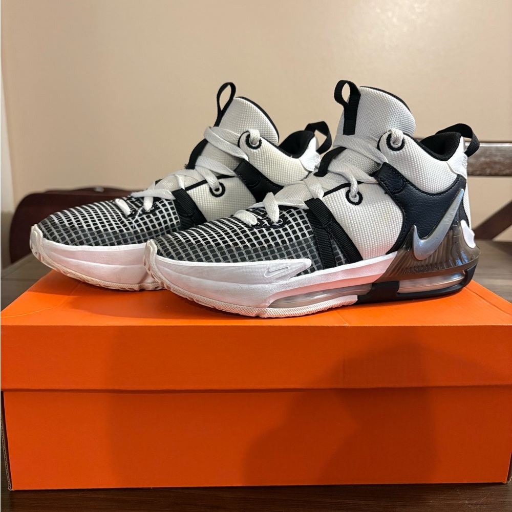 Nike LeBron Witness 7 size 6Y lightly used pristine condition almost new